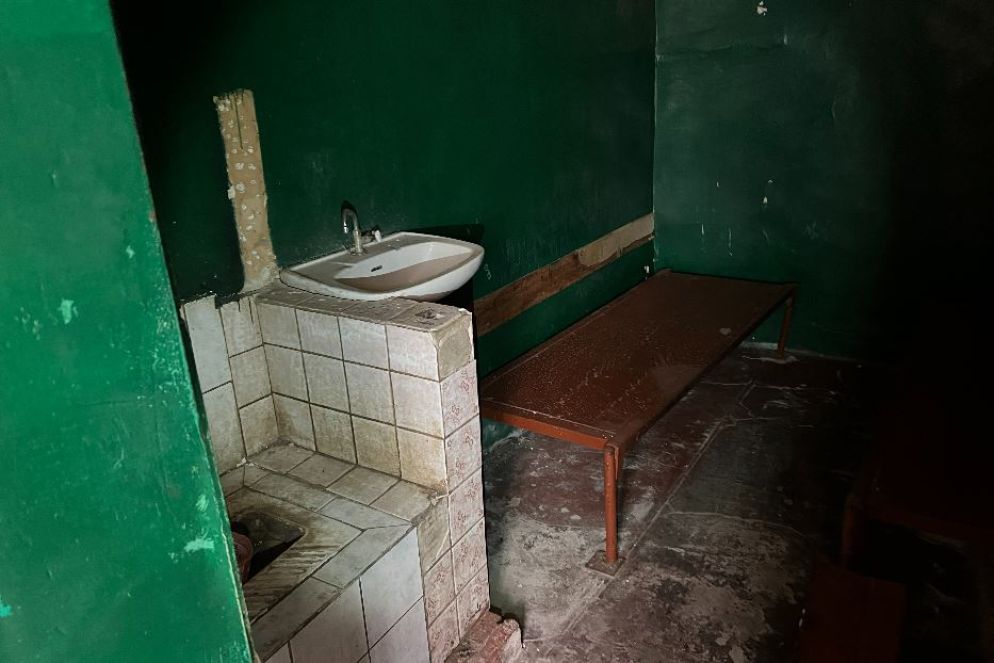 Una cella trasformata in camera della tortura dall'esercito di Mosca nel comando di polizia a Balakliya - Avvenire