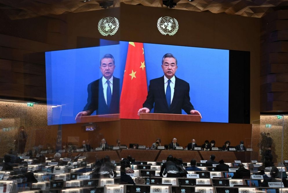 Il ministro degli Esteri Wang Yi parla all'Onu a Ginevra il 28 febbraio 2022 - Ansa
