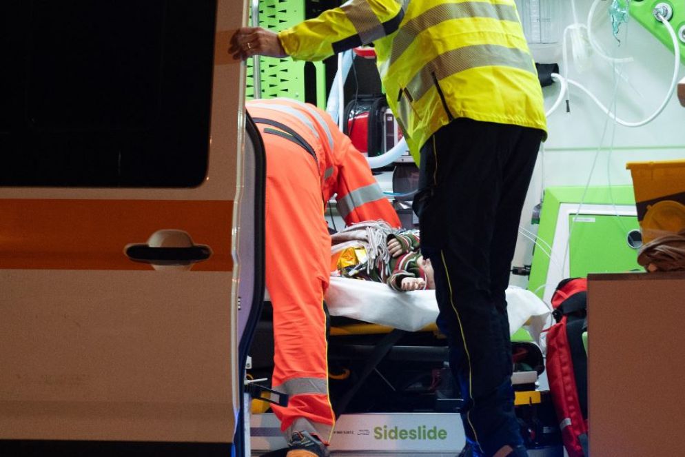 Le prime cure per un bambino palestinese in un'ambulanza sulla pista dell'Aeroporto di Ciampino - Ansa