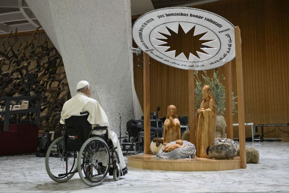Il Papa davanti al presepe nall'Aula Paolo VI - Siciliani