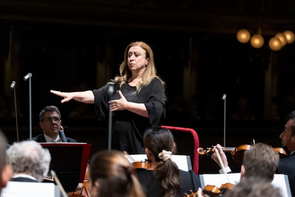 La direttrice d'orchestra australiana Simone Young durante un concerto con la Filarmonica al teatro alla Scala - Brescia/Amisano – Teatro alla Scala