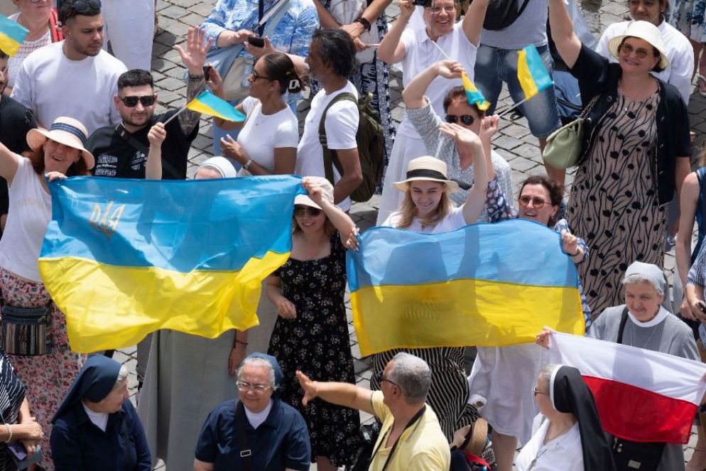 Fedeli ucraini sventolano la bandiera del loro Paese - Ansa