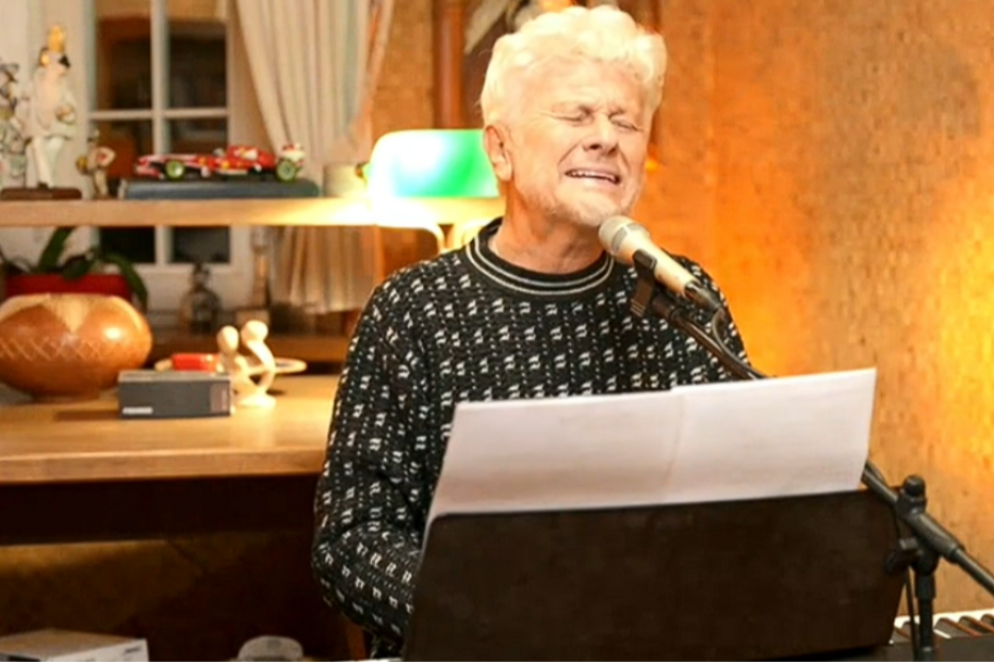 Ronn durante il mini-concerto in diretta dalla sua casa durante la maratona streaming