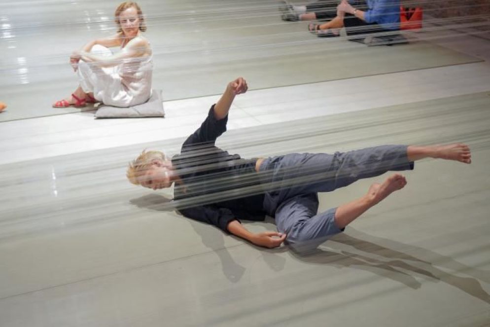 Una scena di "Flat haze" di Cristina Caprioli - Cortesy of Biennale di Veezia ph. Andrea Avezzù