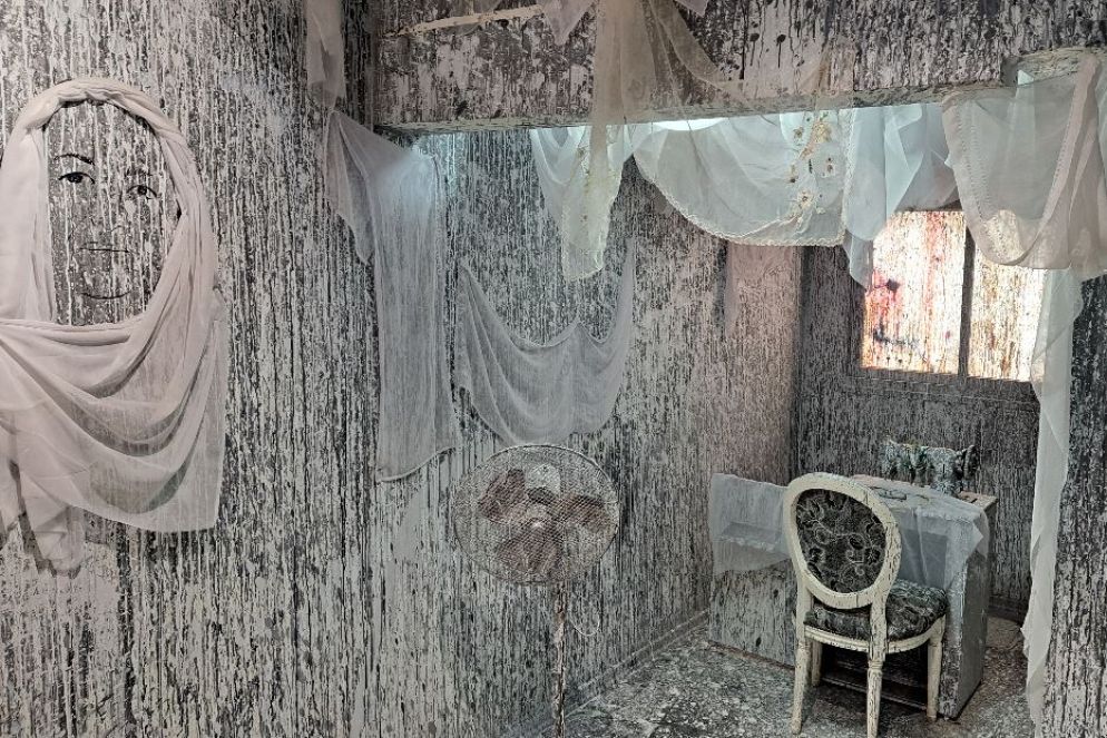 La stanza dove lavorava la madre, con il suo ritratto: è l'unico ambiente in bianco e nero - Brogi