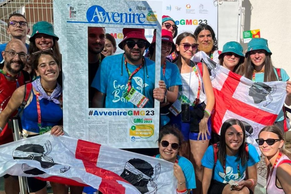 Un gruppo di ragazzi sardi al social corner dei media Cei allestito da Avvenire a Casa Italia