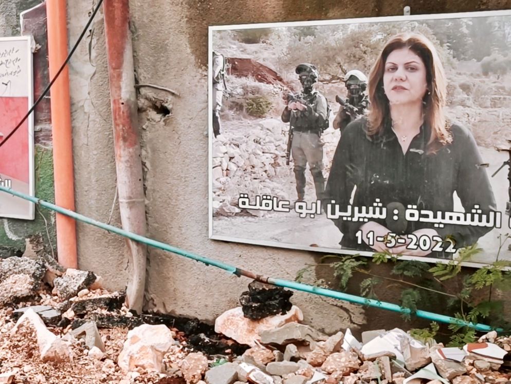 Le incursioni dell’esercito israeliano hanno distrutto anche il luogo-monumento in cui un anno fa venne uccisa Shireen Abu Akleh, la giornalista palestinese e cristiana di al-Jazeera - Scavo