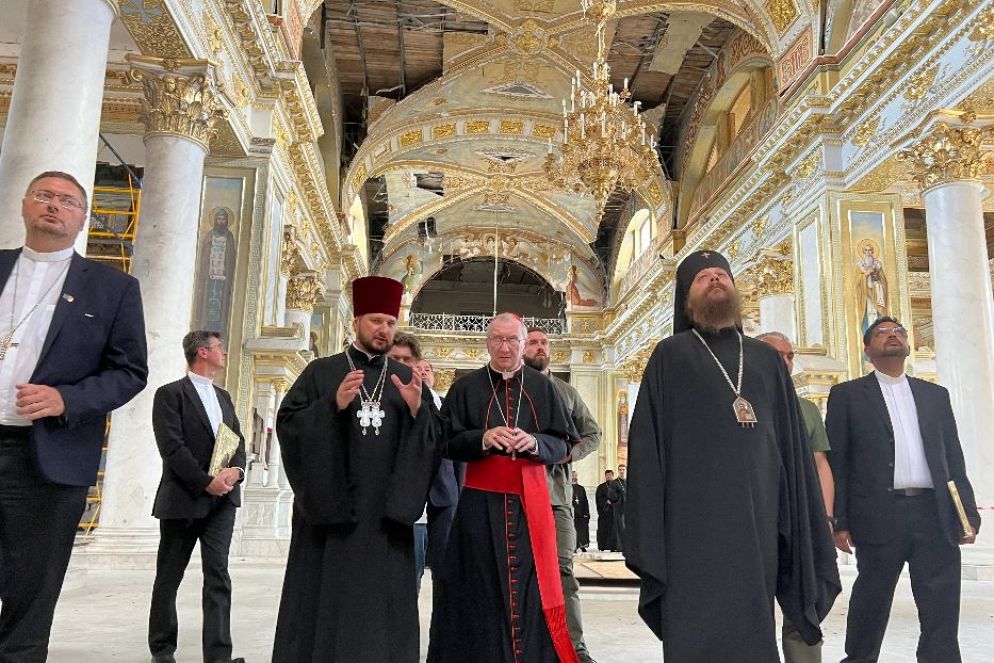 Il cardinale Parolin a Odessa nella Cattedrale ortodossa della Trasfigurazione bombardata un anno fa - Gambassi