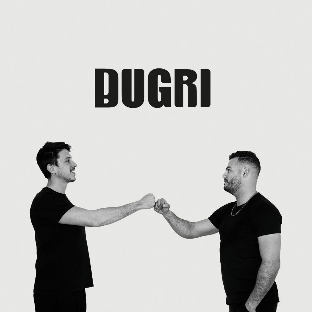 Uriya e Sameh si salutano toccandosi il pugno alla moda dei rapper - Dugri
