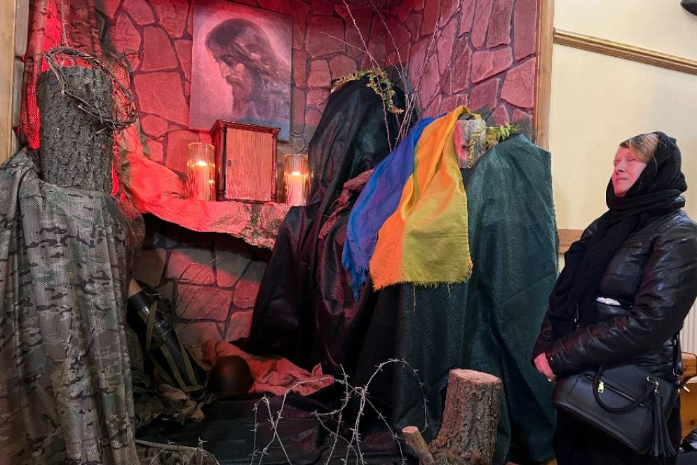 L'altare del Santissimo Sacramento per il Triduo pasquale con il filo spinato, la stoffa militare, un elmetto bellico - Gambassi