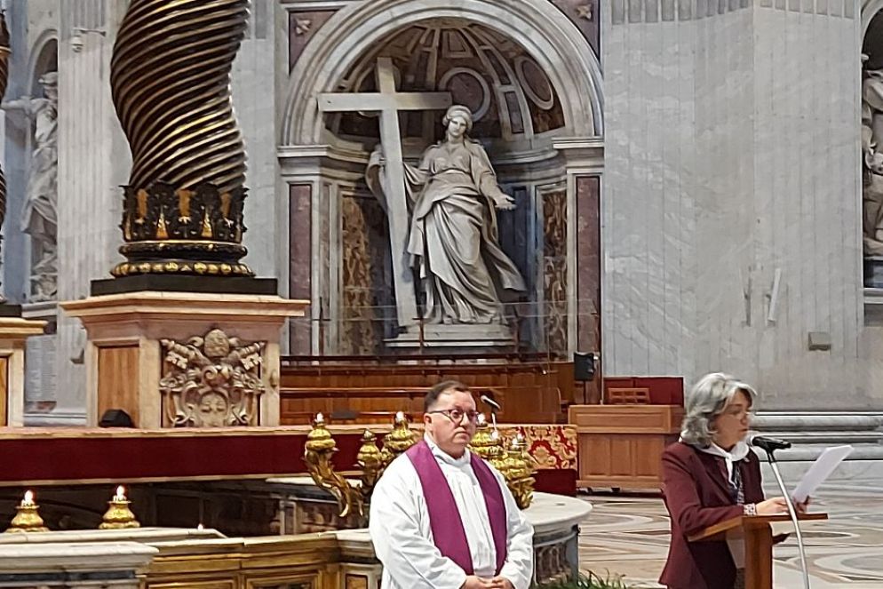 Don Francesco Coluccia e Marina Casini davanti all'altare del Bernini