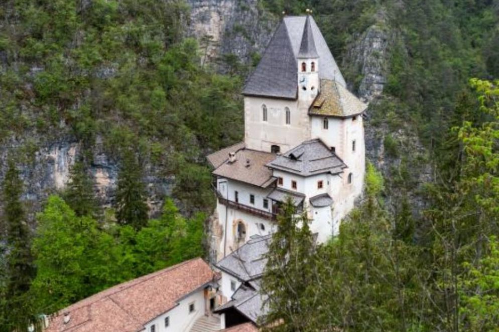 Il Santuario di San Romedio, in Trentino, meta di pellegrinaggi dei nonni e dei compaesani di Luciani, oltre che dello stesso futuro Papa - foto Alamy