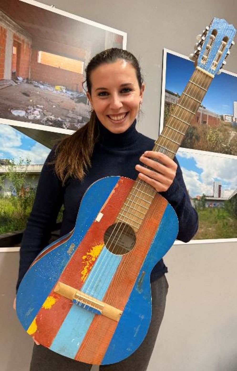 La Chitarra del mare nelle mani di una giovane musicista - Fondazione Casa dello Spirito e delle Arti
