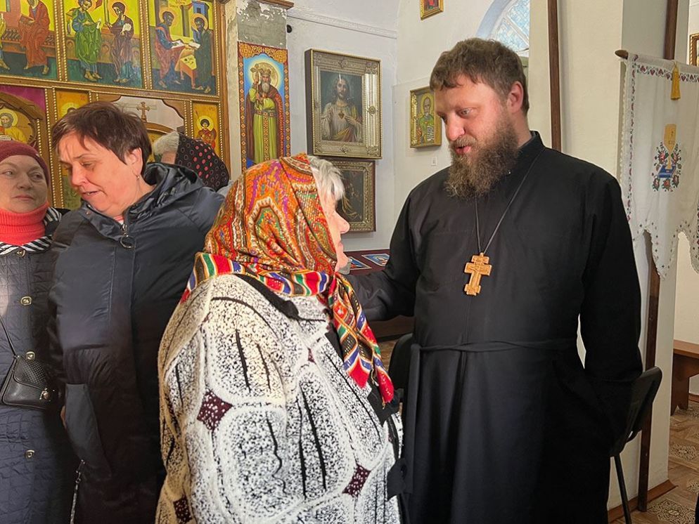 Padre Sergio Palamarchuk con le sue parrocchiane nella chiesa di Pokrovsk - Gambassi