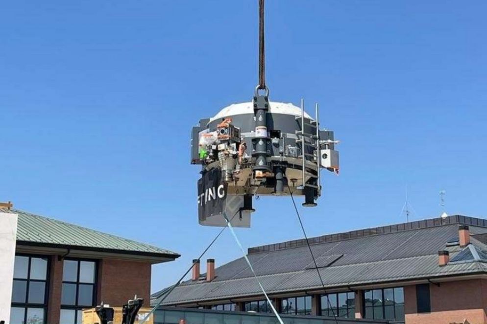 Il Ciclotrone calato con una maxi gru è arrivato dal Belgio in nave - Ieo