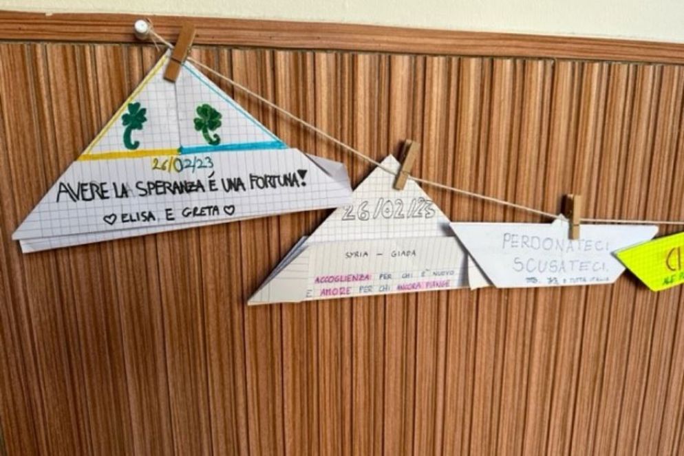 Gli alunni della IV A elementare dell'Istituto Santa Gemma di Milano riflettono sul ìtragico naufragio di Cutro - .