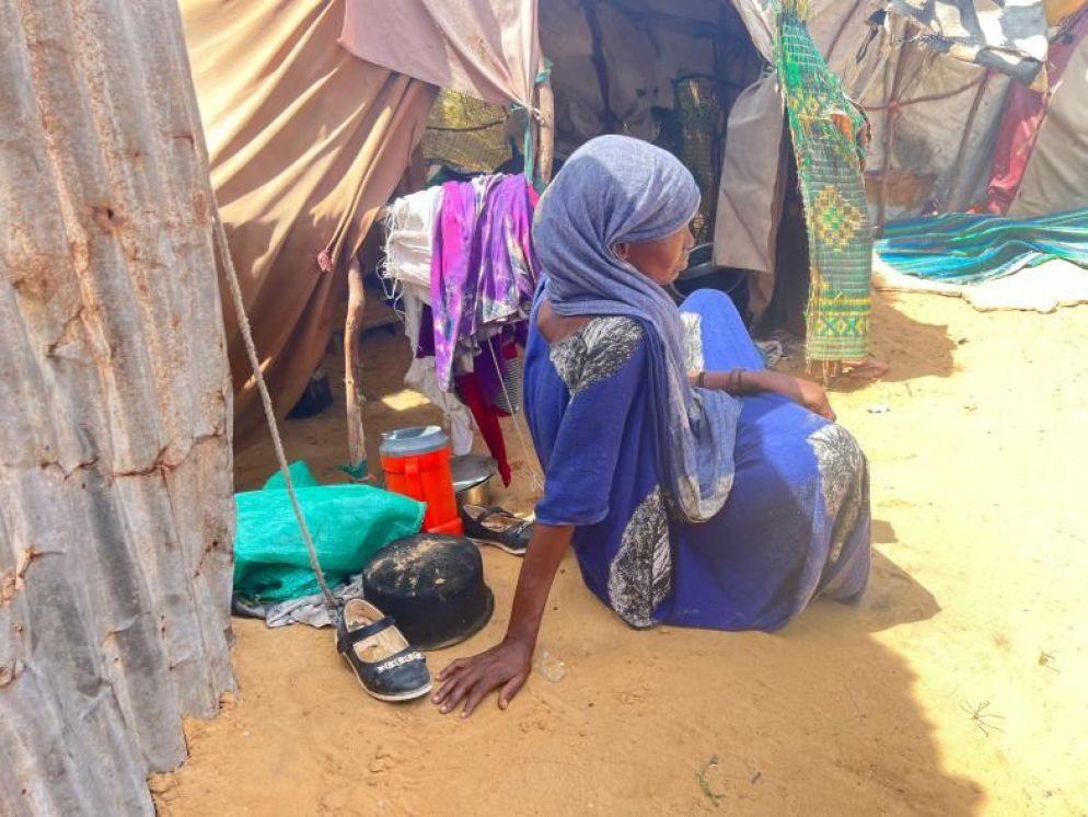 Una delle donne intervistate da Bilan Media per il reportage di questa pagina: gli abitanti dei campi per sfollati vivono in baracche di stracci, senza elettricità né protezione. La violenza di genere è diffusa, come i matrimoni precoci e forzati - Bilan Media