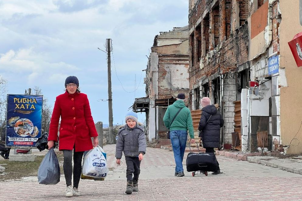 La distruzione nel centro di Izyum, la città nell'estremo oriente dell'Ucraina dove è stata scoperta la più grande fossa comune - Gambassi