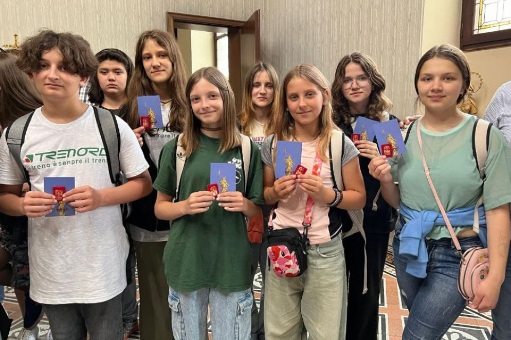 I ragazzi ucraini di Kharkiv con l'immagine e la medaglia della Madonnina nell'arcivescovado di Milano - Gambassi
