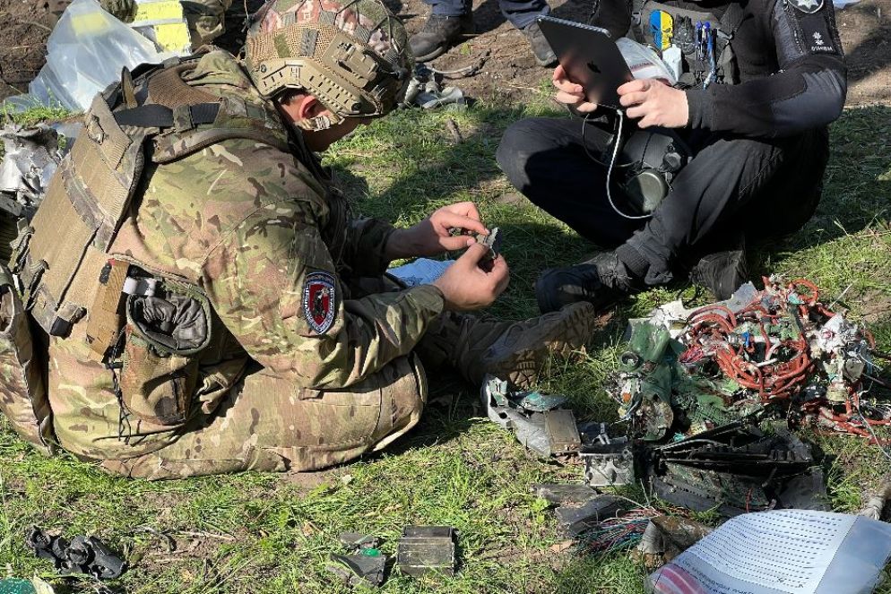 La polizia investigativa di Kharkiv con i resti del missile ipersonico russo riempito di "dadi killer" lanciato contro i condomini della città - Gambassi