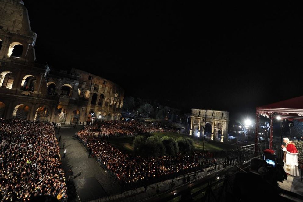 Benedetto XVI alla Via Crucis del 22 aprile 2011 - Epa