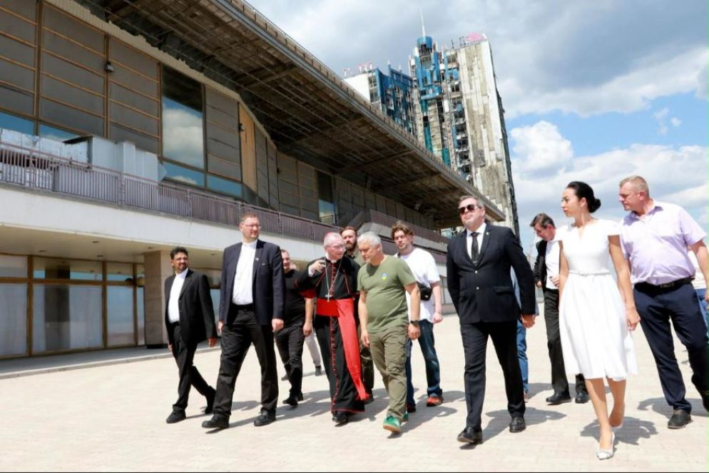 Il cardinale Pietro Parolin visita il porto di Odessa. Alle sue spalle l'albergo del porto colpito da due missili - Amministrazione regionale Odessa