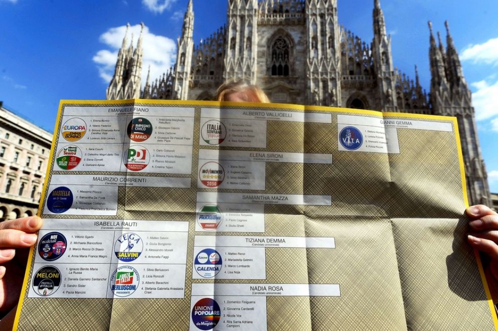 La scheda elettorale per il Senato, a Milano - Fotogramma