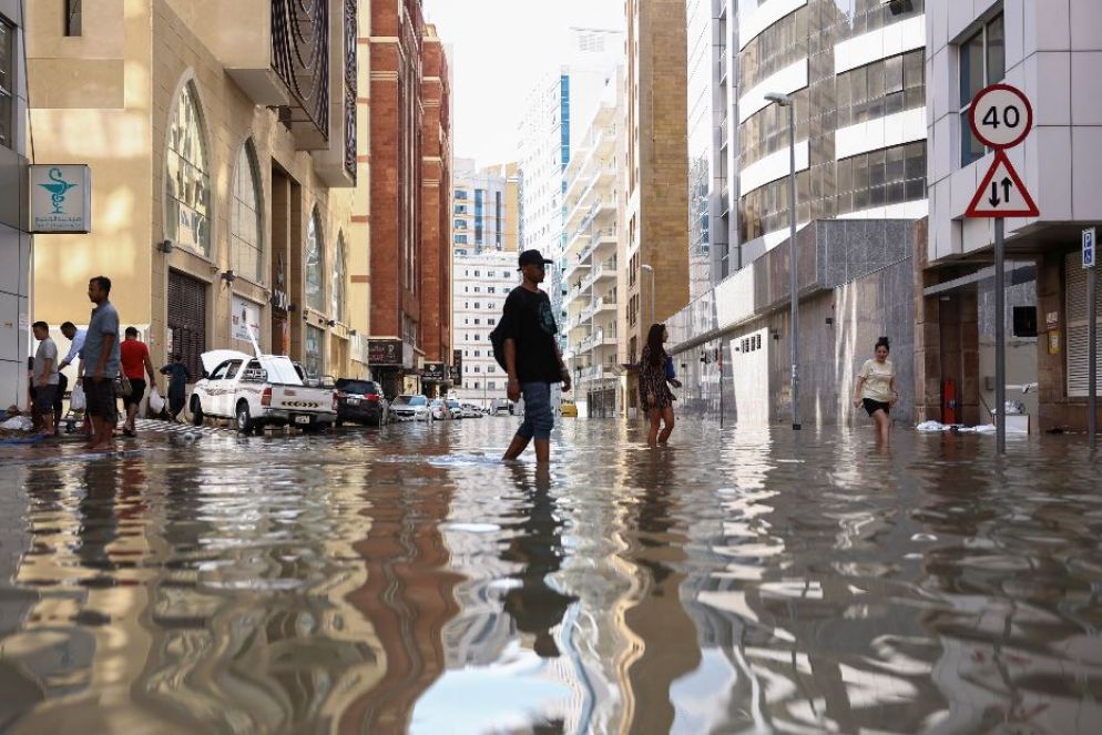 Si cammina nell'acqua nel centro di Dubai - Reuters