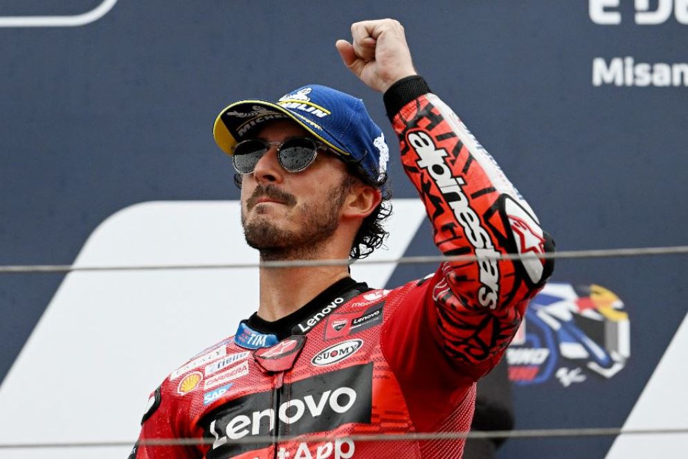 Il campione del mondo in carica sul podio di Misano dopo aver concluso il Gp di San Marino al secondo posto