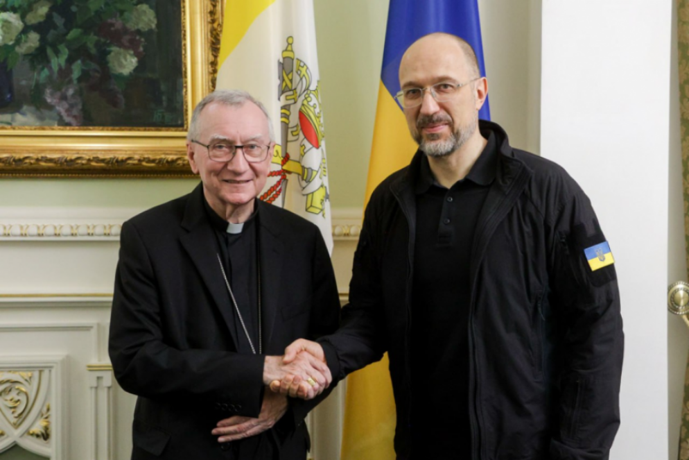 Il segretario di Stato vaticano, il cardinale Pietro Parolin, e il premier ucraino Denys Shmyhal durante l'incontro a Kiev - Governo ucraino