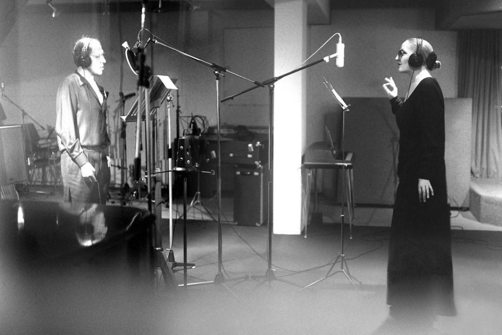 Mina e Celentano durante la registrazione dei loro duetti per il primo album insieme del 1998