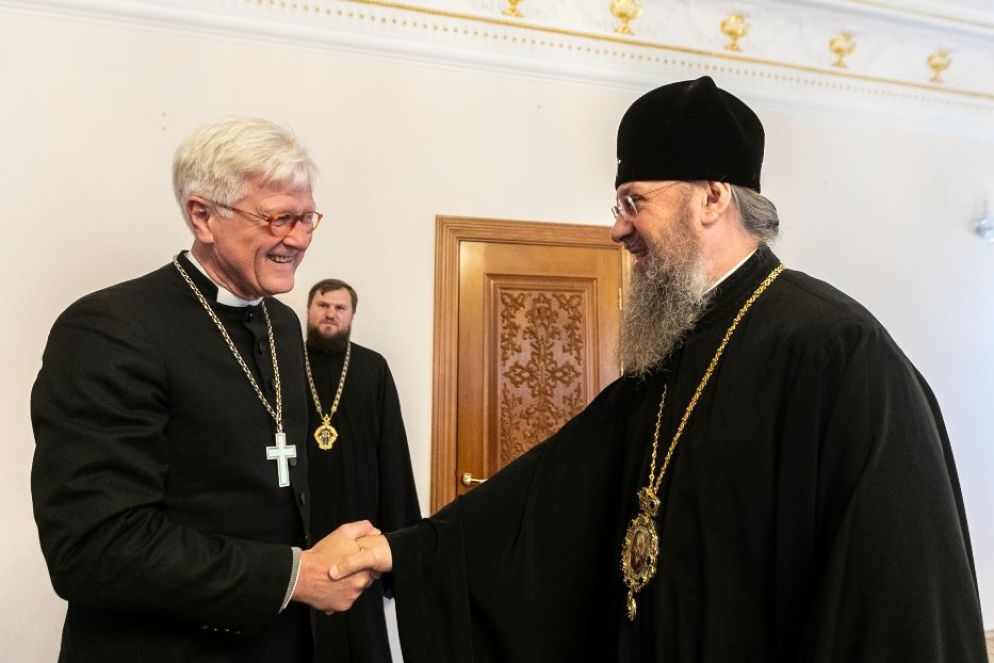 A sinistra il vescovo Heinrich Bedford, moderatore del Consiglio ecumenico delle Chiese, durante la visita a Kiev a maggio - Ukrainian Orthodox Church