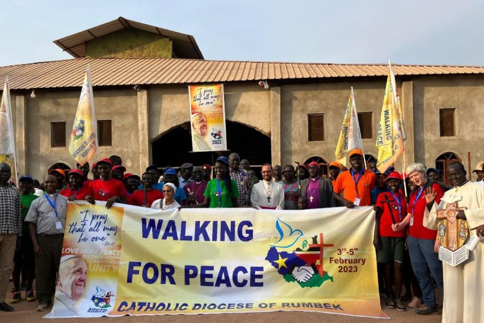 Alcuni partecipanti al cammino ecumenico guidato da Carlassare - Web