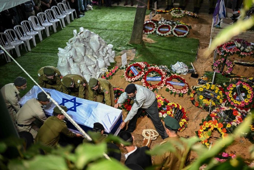 Soldati portano la bara del commilitone Noam Elimeleh Rothenberg al cimitero militare di Monte Herzl a Gerusalemme - Ansa