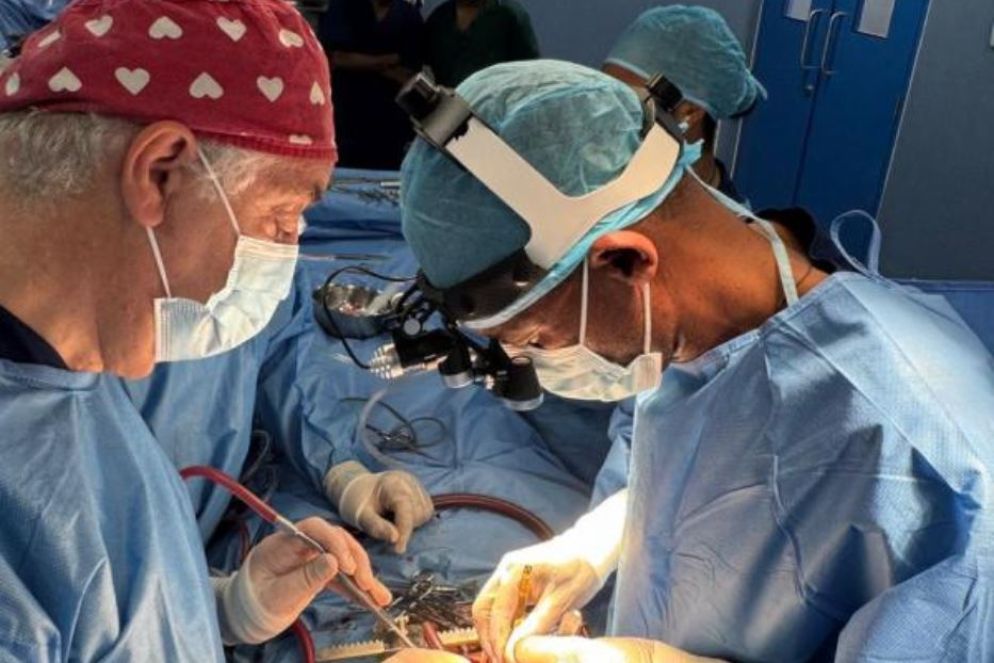 Marianeschi in sala operatoria con un chirurgo somalo - .