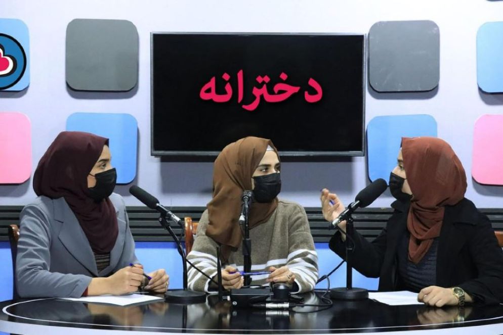 Un'immagine della redazione di Radio Begum prima della chiusura da parte dei taleban - ANSA