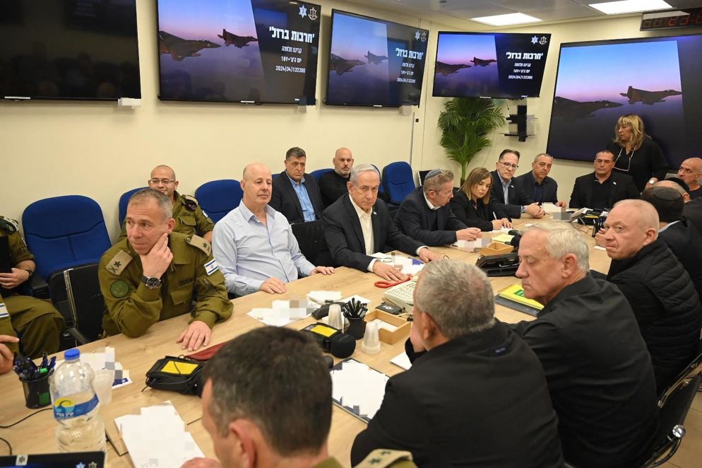 Il premier israeliano Netanyahu (al centro) nella riunione del gabinetto di guerra, notte 14 aprile 2024. (Foto dell'Ufficio del Primo Ministro israeliano / AFP) - ANSA