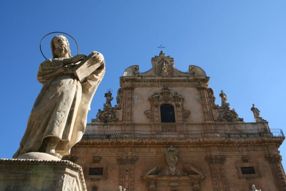 Il centro barocco di Modica. Qui il Duomo di San Pietro - La meta del cantautore Giovanni Caccamo