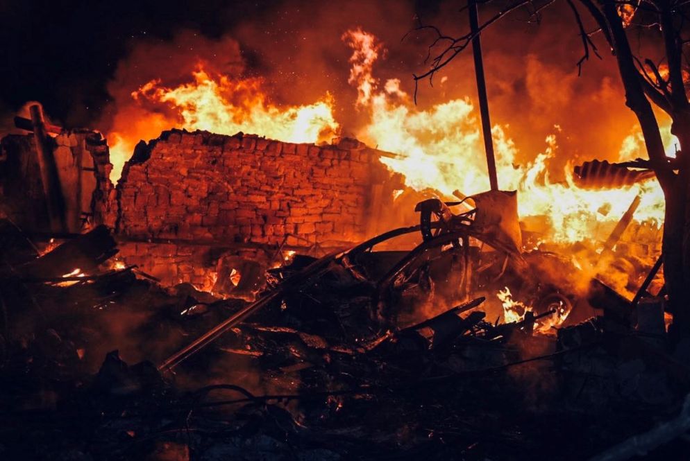 Uno degli incendi scoppiati a Odessa dopo l’attacco notturno del 28 marzo - Fotogramma