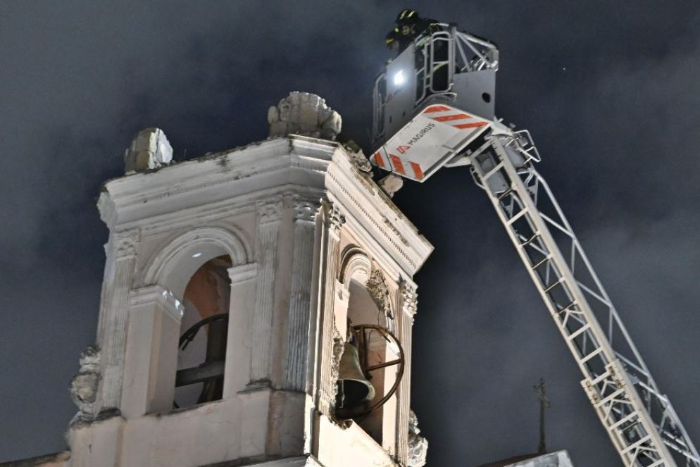 Il sopralluogo dei Vigili del Fuoco al campanile della chiesa di Sant'Anna a Bagnoli, Napoli - Ansa