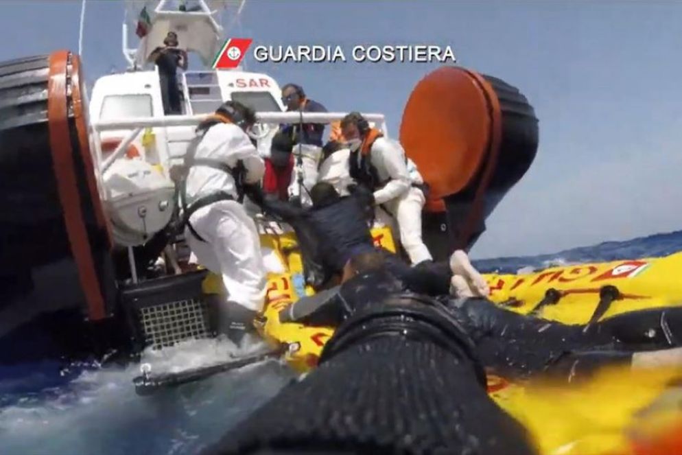 Un momento delle fasi di recupero dei superstiti - ANSA - Guardia Costera