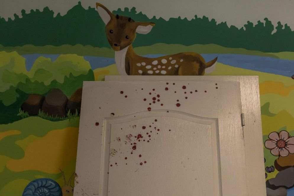 La porta insanguinata di una stanza del reparto pediatrico dell'ospedale di Kiev - ANSA