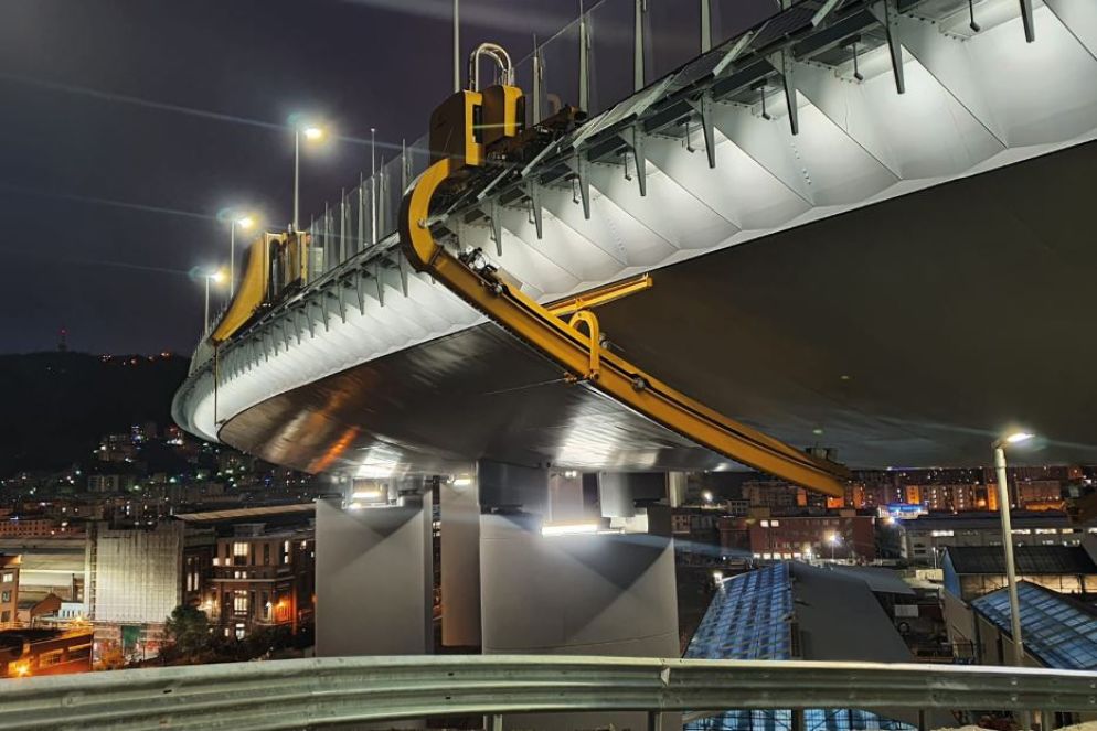 I robot a sostegno del ponte Morandi di Genova dopo il crollo del 2018