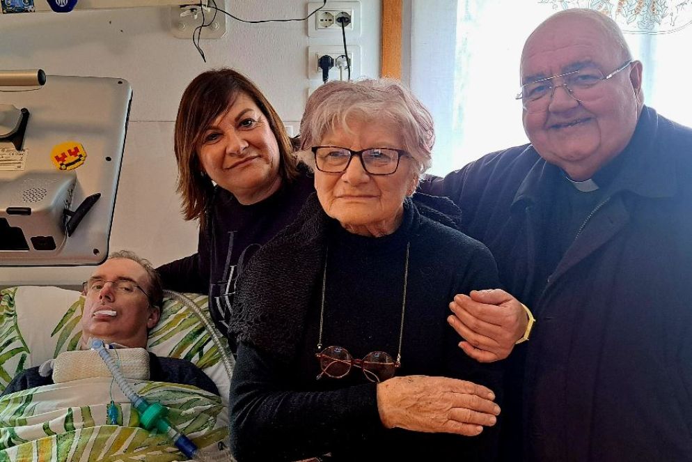 Stefano Marangone con la moglie Paola, la suocera Stellina e il parroco don Paolo