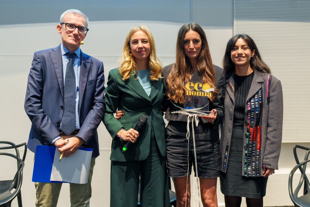 Premio Innovazione alla start up Menabòh, una delle start up premiate nell'ambito della seconda edizione del convegno "L'economia che fa il Bene". A partire da sinistra, Marco Ferrando (vicedirettore di Avvenire); Ludovica Busnach (Head of Strategic Planning and Sustainability Inaz); Gaia Rialti (CEO and Founder Menabòh); Alessia Cerbone (co-founder Menabòh).